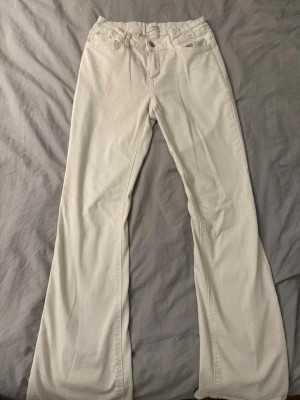 Vita bootcut jeans - Snygga vita bootcut jeans från Lindex. Byxorna har normal passform och är tillverkade i mjukt bomullsmaterial. 