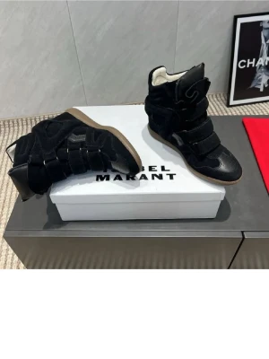 Isabel marants Nya! - Säljer nu mina helt nya isabel marants då jag ändrat mig och vill köpa ett par i en annan färg, beställde dessa och har orderbekräftelse på min mail så äkthetsbevis finns vid intresse. Byten kan vara intressant men då ska de vara nyskick. Vid ytterligare frågor är det bara att höra av sig och priset går att diskutera!💕