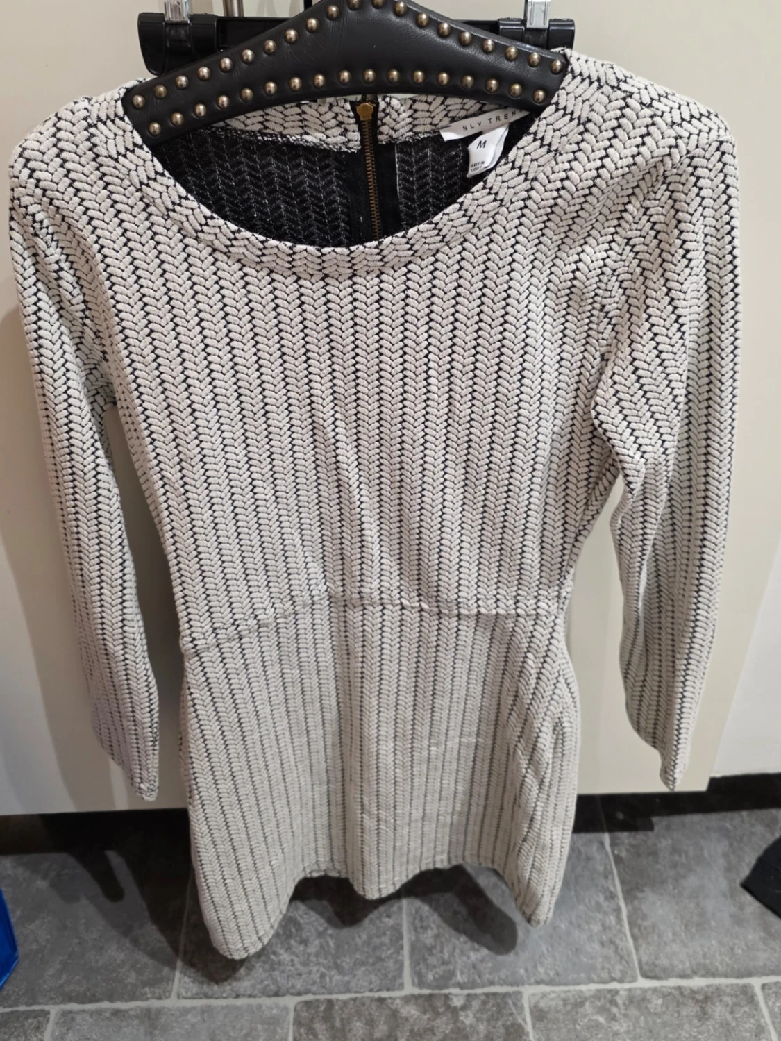 Vit och svart stickad klänning NLY Trend