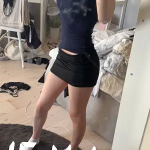 Säljer en svart tight kjol. Kjolen har en kort passform, perfekt för en trendig och stilren look.
