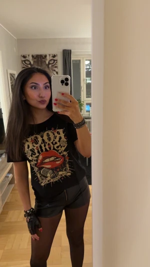 Rock kläder - Säljer t-shirten i storlek S som är uppklippt längst upp rakt över, en rock handske och ett par skinn shorts i storlek Xs💞 Allt detta passar utmärkt till rock tema!!