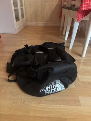 North Face duffle bag - Säljer en North Face duffle bag. Den rymmer 50L, man kan använda den som en ryggsäck också. Den är använd men fortfarande i bra skick. 