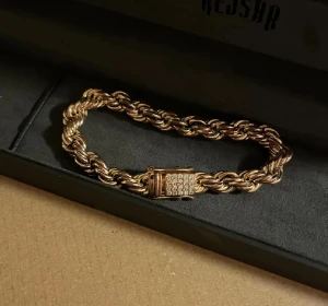 Guldarmband med tvinnad kedja 18K - Snyggt armband i 18K guld från kejsar nytt pris 2000kr mitt pris 950kr(box kommer inte med)