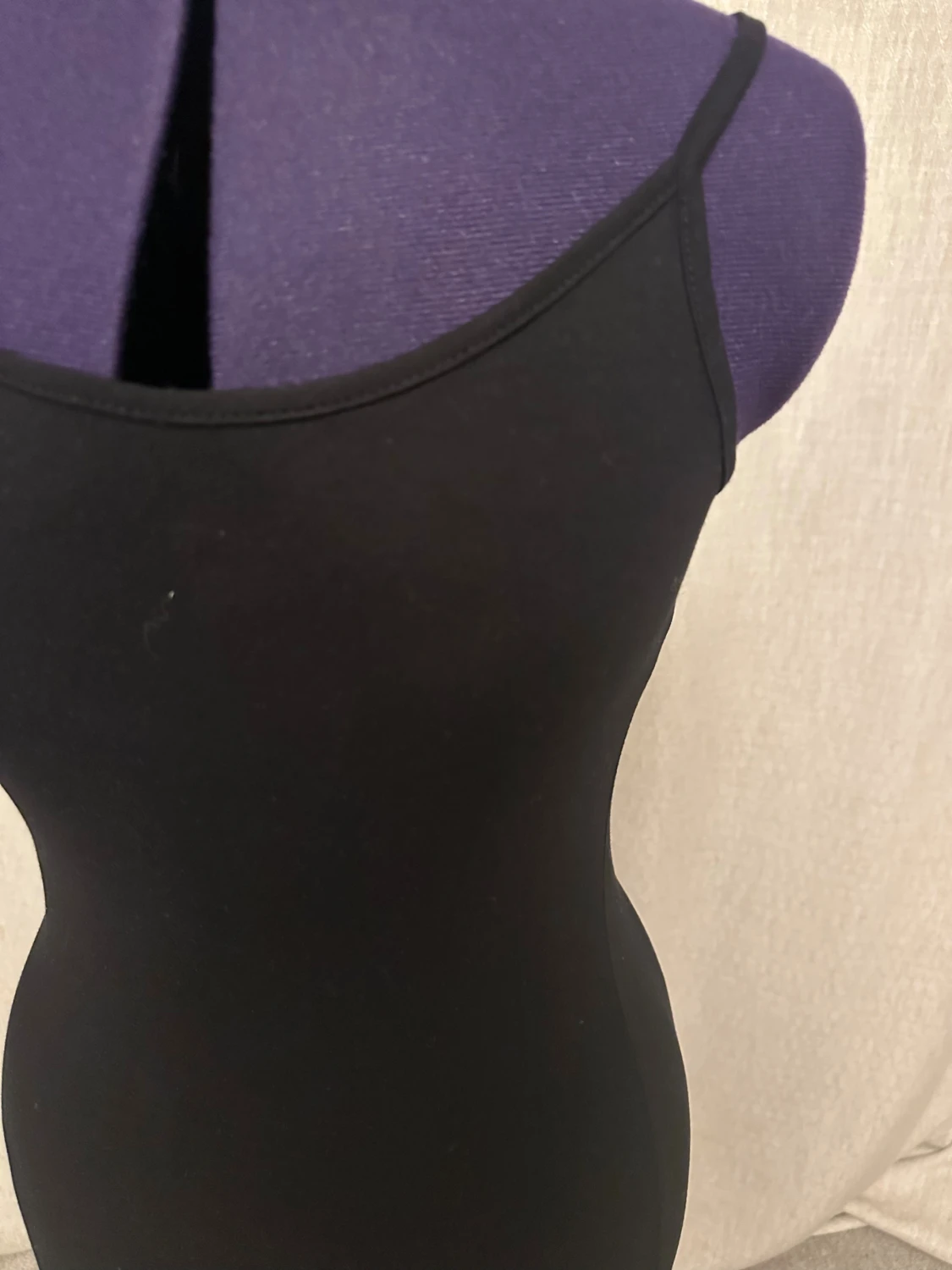 Svart långklänning med smala axelband skims doupe - 1