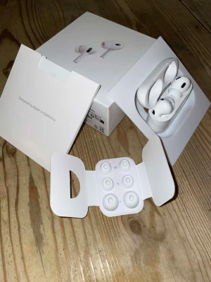 AirPods Pro 2 USB-C - 1:1 Riktigt grymma hörlurar! Allt funkar som det ska. Icke 0®️gin@l där av priset. Inplastade direkt från fabrik! Aldrig använd. Vad du får med: Lådan, MagSafe + båda hörlurar, Extra öronproppar (2 XS, 2 S, 2 L), USB-C laddnings kabel. ALLT på bild. SÄLJ vidare för snabba pengar, eller ha dem för sig själv!