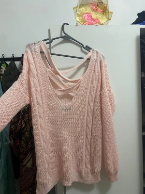 Stickad tröja  - Köpte den från hm har haft på mig den 1-2 gånger bara. Den har ett hål men man märker inte. Pris kan diskuteras  