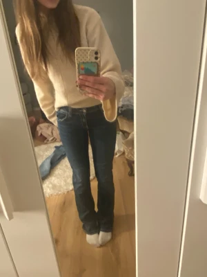 Mörkblåa jeans från Gina tricot  - Mörkblåa jeans, med tryck på fickorna i storlek 170