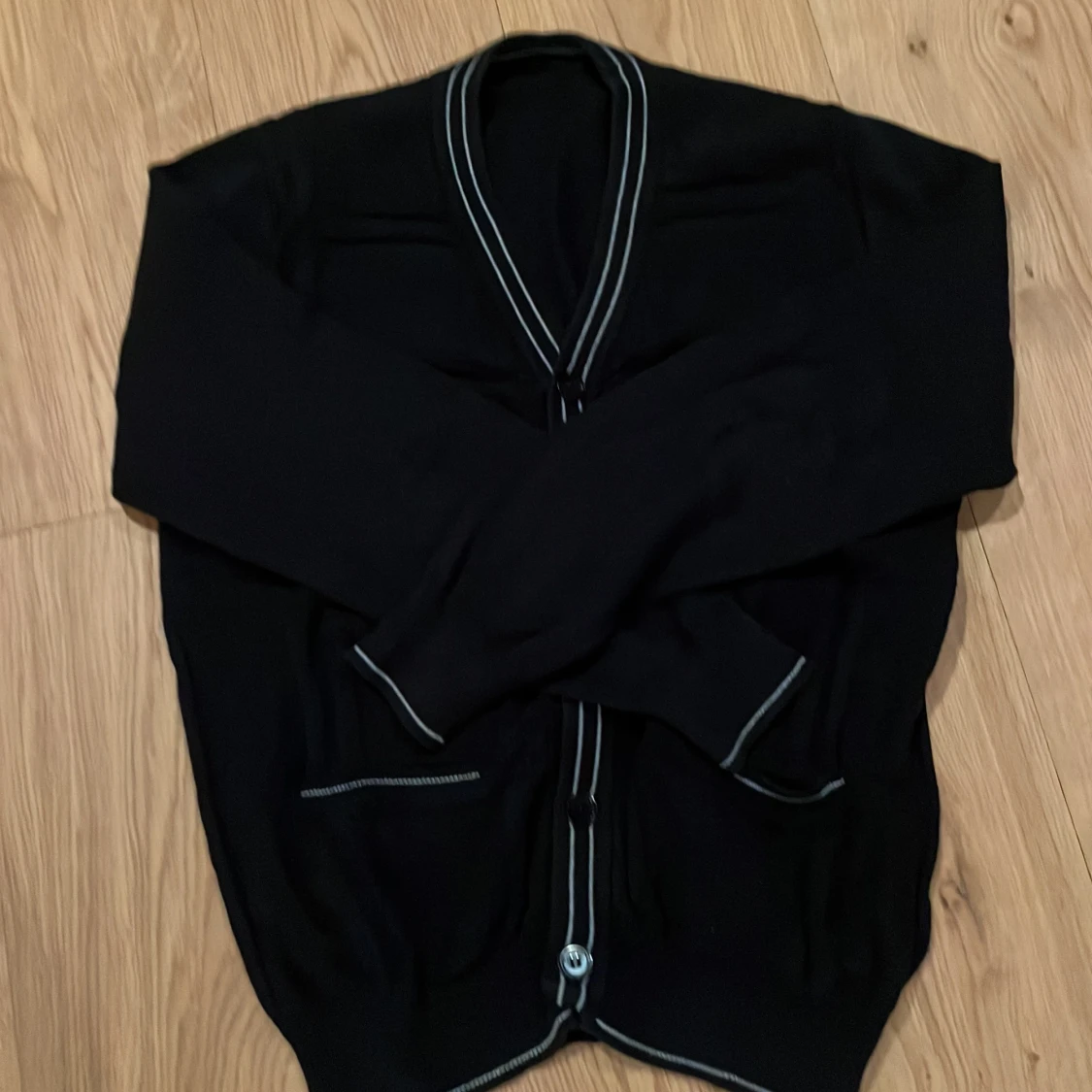 Svart kofta från Bondelid med vita detaljer - 2