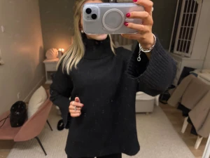 Populär stickad polo neck tröja  - Varm o härlig tröja som funkar nu till vintern, använd ca 3 ggr. Enkel att styla, fin passform. Köpt för 400kr. 