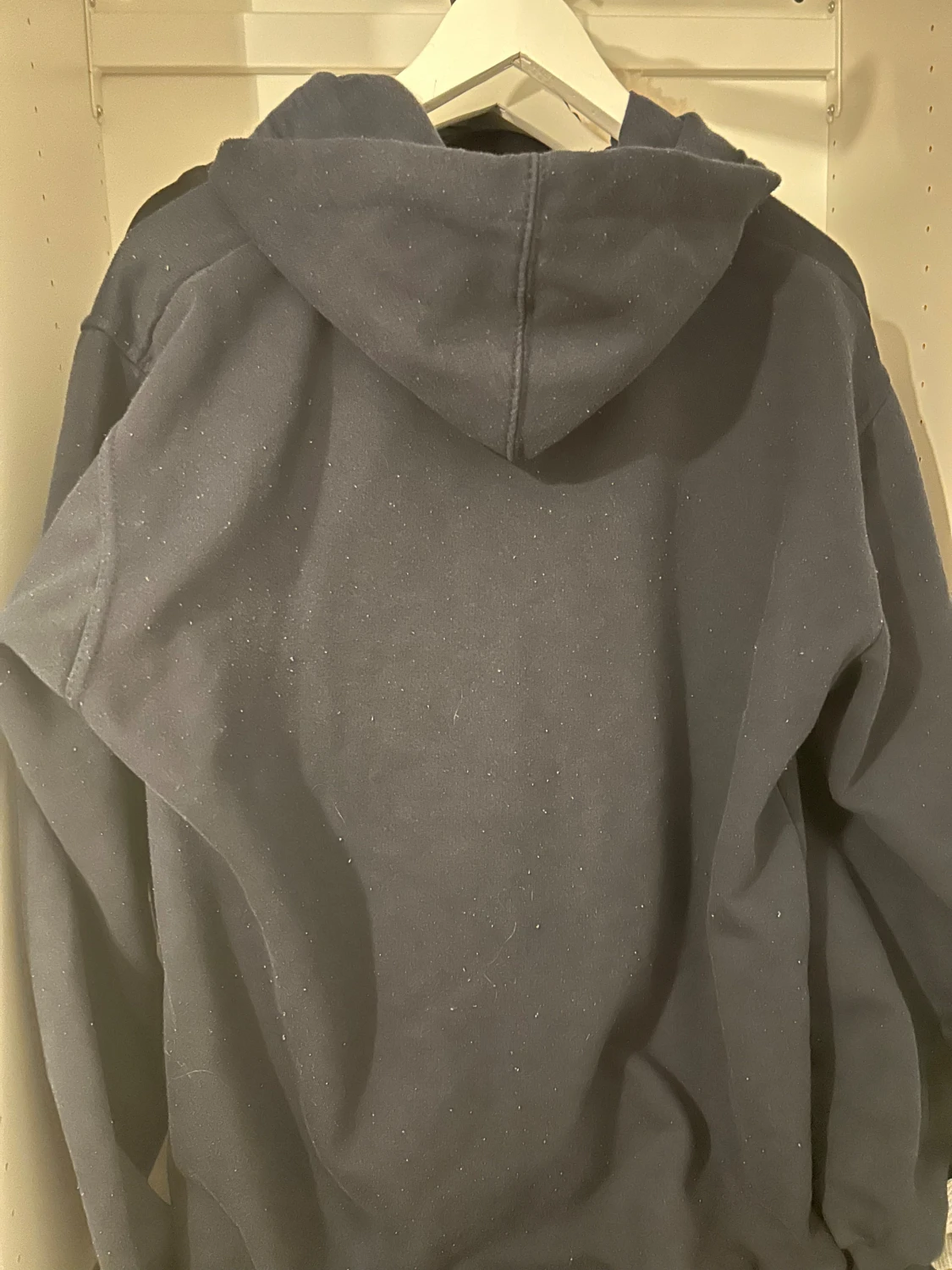 Mörkblå Hollister hoodie med tryck - 1