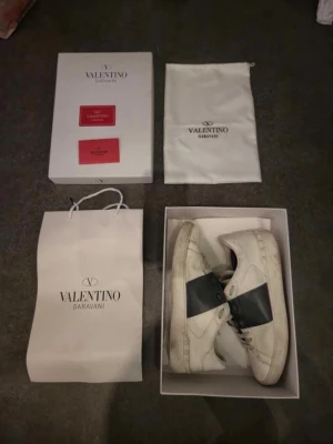 Valentino opens - Tja!! Säljer ett par fina valentino opens som e i bra skick, har något hål under skon men märks inte !. Bara att höra av er !😋🧼