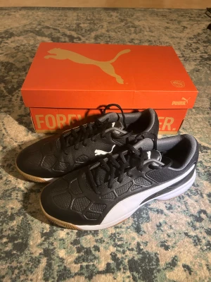 Puma Forever Träning Skor Svart Storlek 43 - Puma Forever träningsskor i storlek 43. Skorna är svarta med vita detaljer och har en gummisula. Designade för träning och sportaktiviteter. HELT NYA ALDRIG ANVÄNT