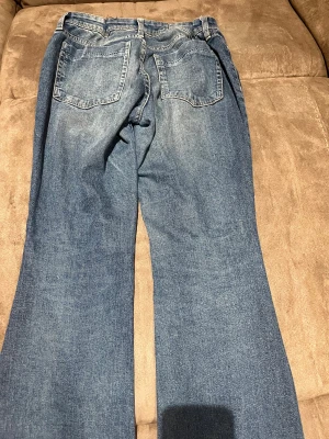 Loose fit jeans – blå - Storlek-L  Blå jeans med lite vintage känsla. Sitter löst och är raka/vida i benen. Sköna på och passar till vardag. Fint skick, inte mycket använda.