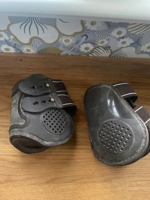 Back on track bakbenskydd strl Cob  - Bra skick , användbara bakbenskydd. 