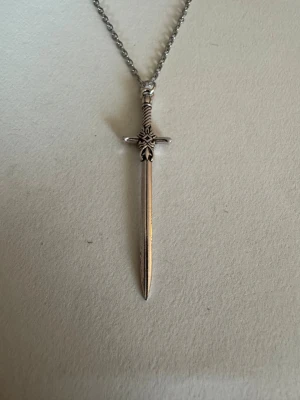 Silverhalsband svärd  - Perfekta julklappen 🌲  Säljer smycken som skapats som hobby av mig och dottern.   Halskedjor är 50cm.  Bilder på berlock kan vara missvisande så är det viktigt så fråga gärna om mått 🌹  Smycken är inte av äkta guld/silver .   Inga bud godtas då priserna är så billiga❤️