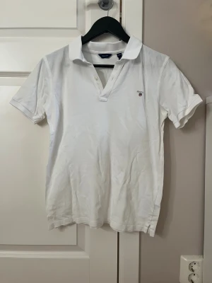 Vit tröja från Gant med krage - Klassisk vit pikétröja från Gant med krage och knappslå framtill. Jättefint skick🩵