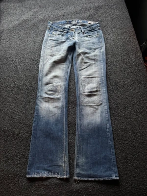 Jeans - Så snygga lågmidjade bootcut jeans, de är i jättebra skick, bara slitna längst ner ( bild kan skickas) midjemått = 37cm  innerbenslängd = 82cm. Jag är 169cm <3 🌲 💋