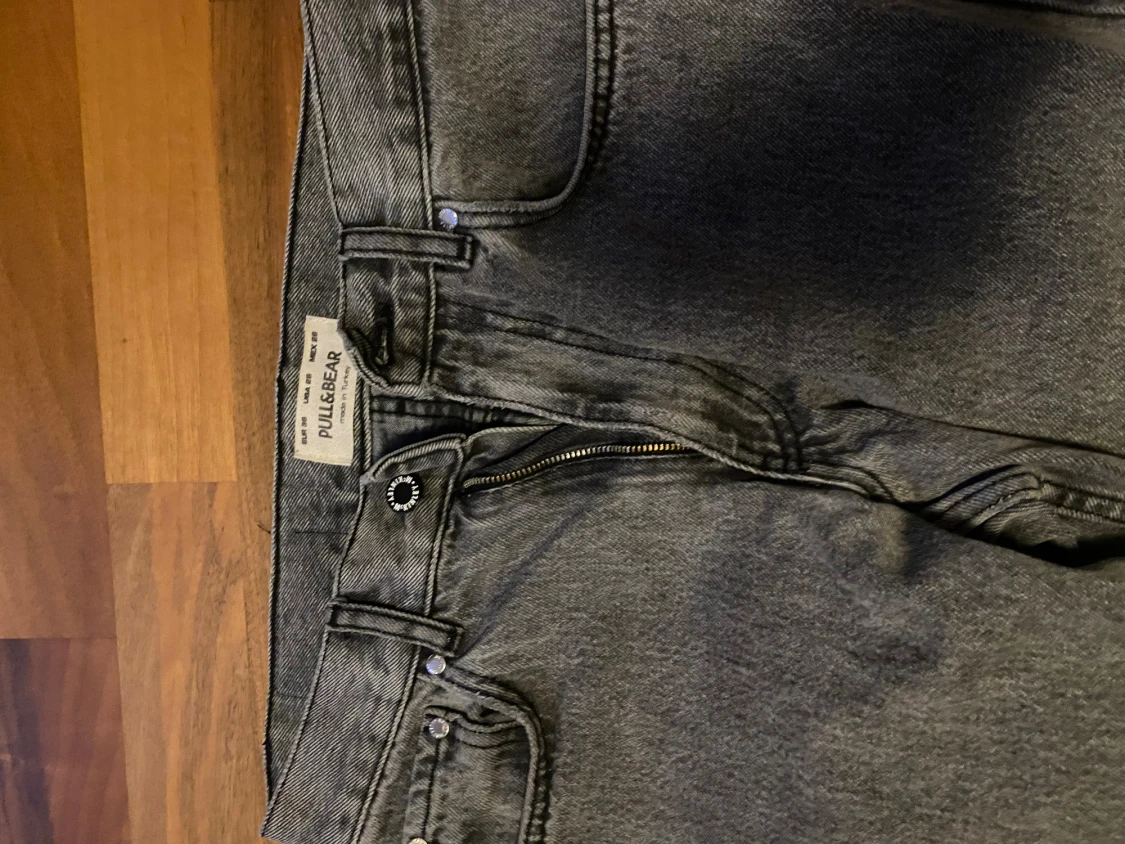 Gråa pull&bear jeans