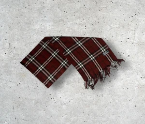 Vinröd Burberry scarf - Säljer en snygg vinröd Burberry halsduk med det ikoniska rutmönstret. Tillverkad i 100% mjuk och värmande ull.   🧵 Skick: Mycket fint skick, varsamt använd 🌟 Känsla: Mjuk, varm och följsam 📦 Frakt: Skickas tryggt inom 24h 📏 Mått: Längd-145cm, Bredd-28cm Pris kan diskuteras!