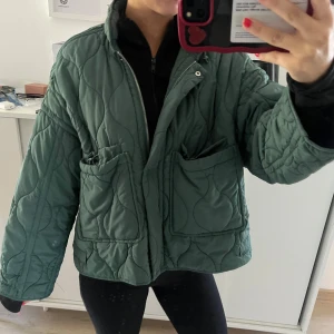 Quiltad grön jacka från Zara  - Säljer en quiltad jacka i grönt med stora fickor framtill. Dragkedjan fungerar inte men de finns knappar så man kan stänga jackan!! Perfekt för höst och vinter❤️