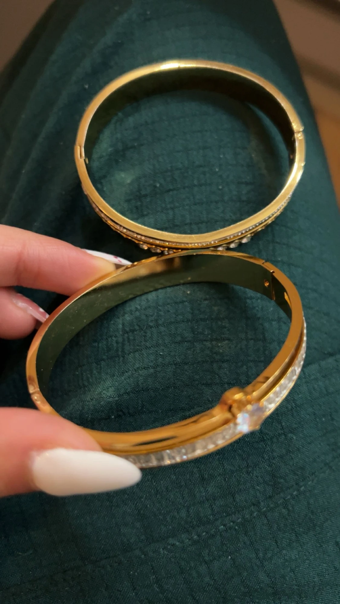 Guldiga armband med strassdetaljer - 1