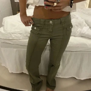 Olivgröna bootcut byxor med fickor - Gröna byxor från h&m storlek 34💞