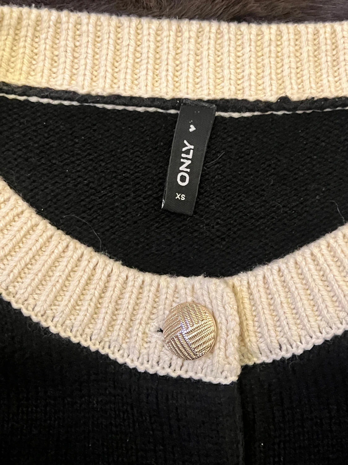 Svart Fin stickad cardigan med gult knappar  - 4