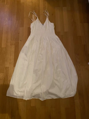 Vit långklänning från H&M med smala axelband❤️❤️ - Luftig vit långklänning från H&M med smala axelband och v-ringning. Använd ett fåtal gånger men är i bra skick. Inga fläckar eller hål. Storleken på klänningen är S. 💕💕