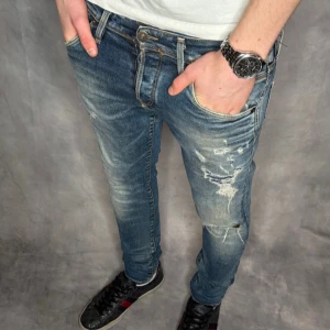 Jack & Jones jeans  - As feta & unika jeans från Jack & jones| Riktigt feta slitningar| W30 L32| riktigt bra skick inga defekter| Modell= Slim glenn| hör av er vid ytterligare frågor!