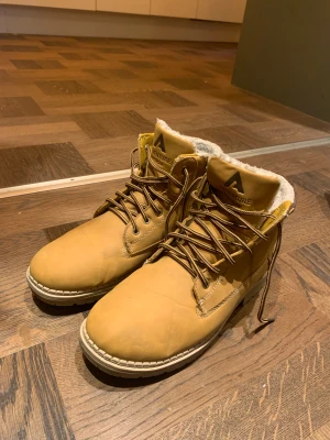 Vinterskor från Adventure Footwear  - Säljer ett par snygga vinterskor från Adventure Footwear, perfekta för vintern. Sko har vaddering inuti, perfekt inför vintern och skyligare dagar. Vid frågor exempelvis skons undersida, hör av dig!