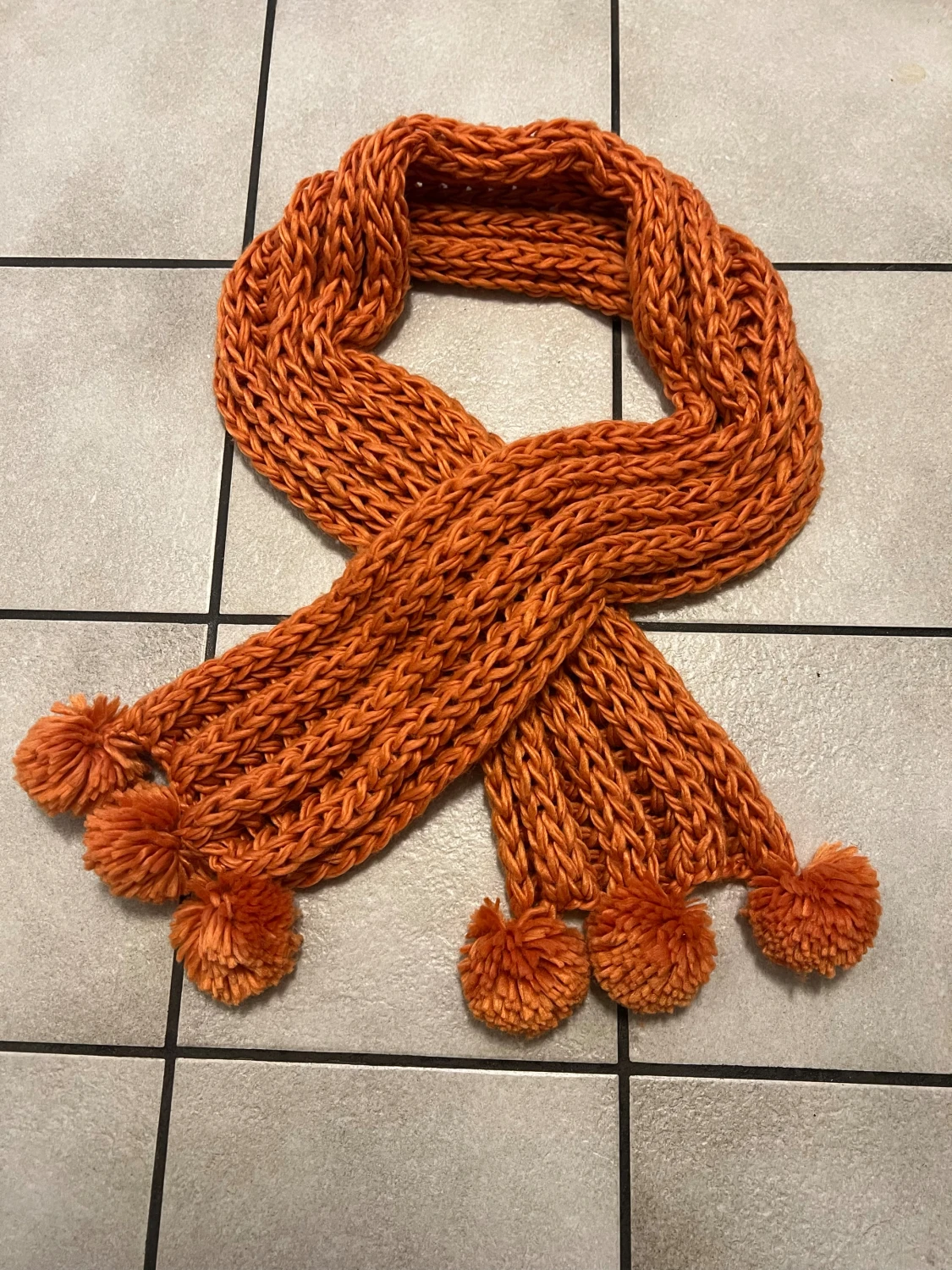 Orange stickad halsduk med tofsar - 2