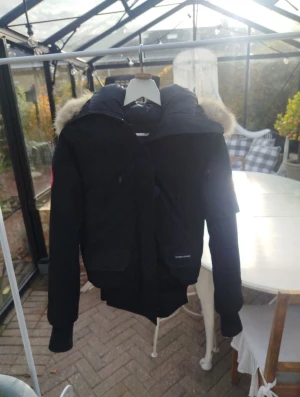 Canada Goose chilliwack bomber  - Använd fåtal gånger pågrund av fel storlek. Nästan som ny.  Fick den i present.  Storlek 2XS/2TP