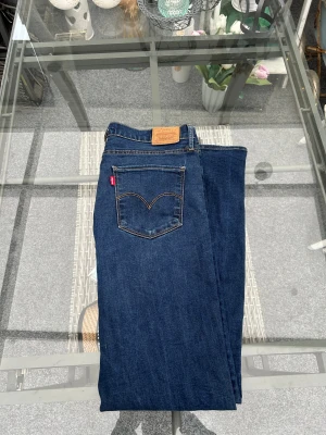 Levi’s Premium jeans – W32 L32 – Straight fit - Säljer ett par Levi’s Premium jeans i storlek W32 L32. Mörkblå denim, klassisk rak passform och snygga detaljer med Levi’s röda flagga bak. I fint begagnat skick – inga hål eller fläckar. Perfekt vardagsjeans som passar till allt.  Detaljer: • Levi’s Premium • Straight fit • W32 L32 • Bekväm och tidlös modell • Hög kvalitet på denim  Skicka DM om du vill se fler bilder! 