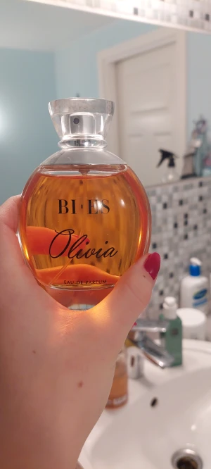 BI-ES Eau de Parfum 100ml - Parfym som jag fick i julklapp förra året, men dom tyvärr inte passade mig, och därmed har jag bara prövat doften (ca 10 spray sammanlagt). 100ml