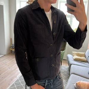 Overshirt marinblå - Stilren overshirt med inga defekter överhuvudtaget. Hör gärna av er vid funderingar av passform eller pris!👑