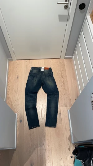 Mörkblå T/J jeans - Helt nya snygga mörkblå jeans från Tiger of Sweden med lappen kvar och klassisk femficksdesign. Jeansen har en slim passform. Perfekt för dig som gillar stilrena och moderna jeans med en avslappnad look. Nypris 1800, hör av er vid minsta fundering🙌