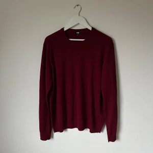 Vinröd Uniqlo tröja - Vinröd tröja med långa ärmar och rund hals i 100% ull. 5N7