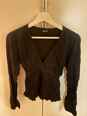 Långärmad svart blus från Gina Tricot  - Jättefin blus från Gina, den ser helt ny ut. Endast använd ett fåtal gånger. Den är skrynklig nu som man ser på bilden men det är enkelt att lösa💕den är storlek M, men man kan ha den om man vanligtvis har S också.
