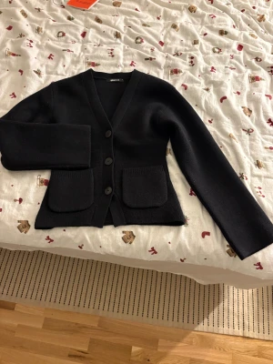 Gina tricot tröja  - Säljer denna oanvända kofta från Gina tricot i storlek S. Tagit av prislapp men aldrig kommit till användning. Köpte för ca 400kr.