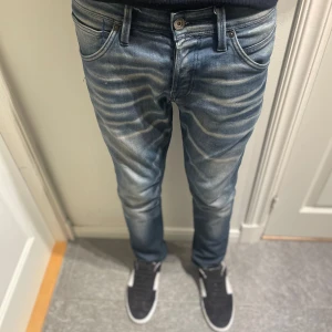 Jack & Jones jeans med tvättning - Hej! Säljer nu dessa jeans ifrån Jack & Jones. Bra skick, sparsamt använda. Storleken är 33/32. Hör av dig vid frågor eller funderingar!