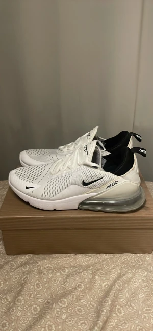 Nike Air Max 270 vita sneakers - Hej säljer lite saker från min garderob som jag inte använder inför julen. Ett par helt nya tränings dojor i märket Nike, tyvärr fel passform för mig annars är dom fräscha och fina. Har du funderingar hör gärna av dig för typ fler bilder eller andra frågor💓Stlk,39,5 passar 39 och 40 