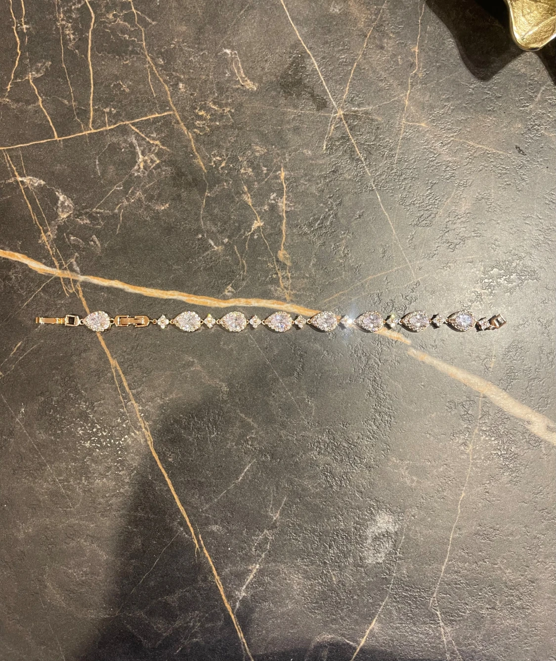 Glittrigt armband med droppformade stenar - 1