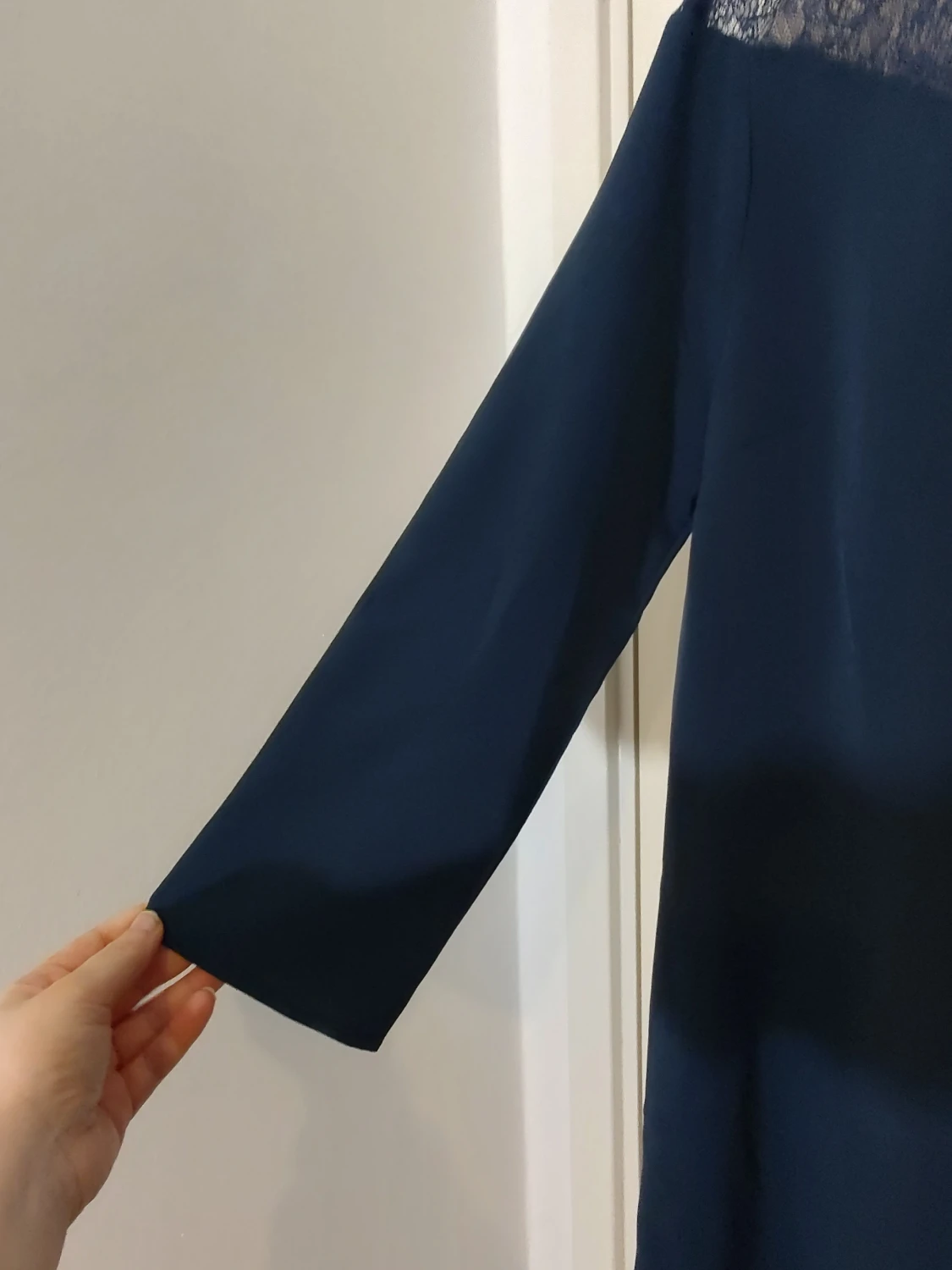 Snygg Marinblå klänning med spets i NySkick  - 2