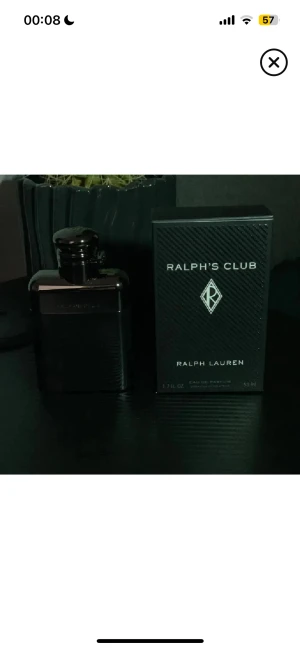 Ralph's Club Eau de Parfum 50ml - Ralph's Club från Ralph Lauren, 50ml Eau de Parfum. Ingredienser som vetiver, lavandin, clary sage och cederträ ger en modern och fräsch känsla. Perfekt för dig som vill sticka ut med en stilren doft.