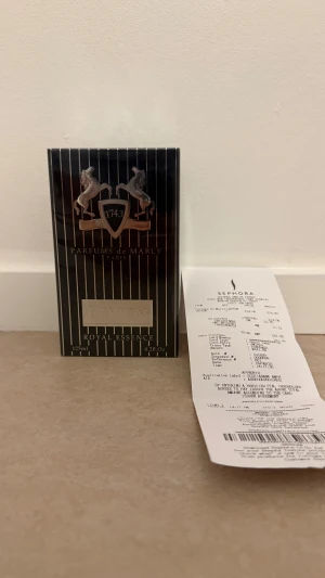 Parfums de marly Layton - Säljer en helt ny och oöppnad Parfums de Marly Layton 125ml. Fortfarande i originalplast + kvitto finns (Sephora).  🌬️ Doftprofil: En lyxig, varm och magnetisk doft med äpple, vanilj, kryddor och träiga noter. En riktig head-turner och en av PDM:s mest populära parfymer.