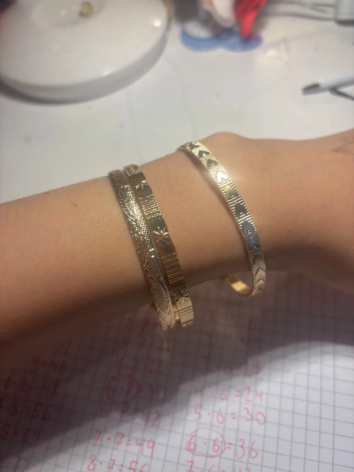 Tre guldiga armband med mönster - 2