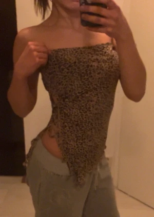 Cheetah print topp - Asymmetrisk leopard/cheetah cut out tubtopp med en slits i sidan och knytning. Strl M men passar mig som oftast bär XS. Knappt använd. Som ny💞🌸🐆🐆