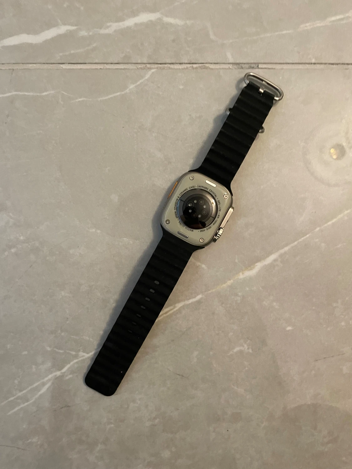 Apple Watch Ultra med svart sportband - 1