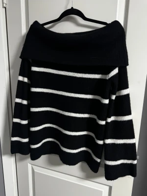 Off shoulder tröja  - Off shoulder tröja i jättebra skick den är i storlek S men den är oversize.