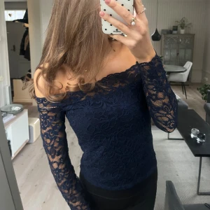 Mörkblå offshoulder spetstopp - Mörkblå spetstopp i storlek S, bra skick! 🫶🏼💙